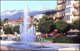 Je vous emmène maintenant à Evian-les-Bains. Ville thermale rhônalpine, elle se situe dans le département ...