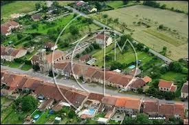 Nous sommes au-dessus de Laronxe. Petit village lorrain du Lunévillois, il se situe dans le département n° ...