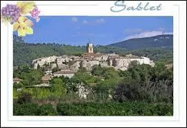 Le village Vauclusien de Sablet se situe en région ...