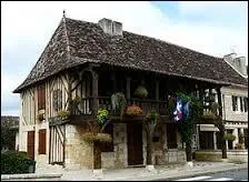 Voici la mairie de la ville Périgourdine de Saint-Laurent-des-Hommes. Elle se situe en région ...