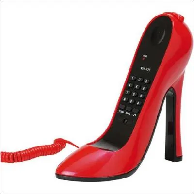 A quelle série peut-on associer la chaussure-téléphone ?