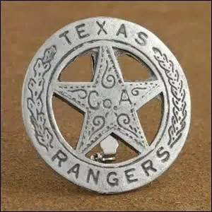 Quel personnage de série porte cet insigne ?