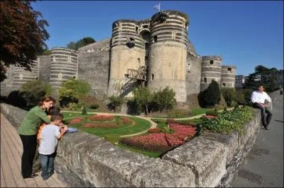 Combien de départements touchent à celui du Maine-et-Loire ?