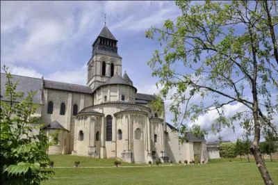 Quelle est cette abbaye, nécropole royale des Plantagenêts que vous pourrez découvrir lors de l'un de vos séjours en Maine-et-Loire ?