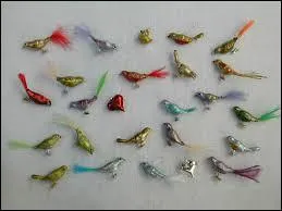 Il y a 10 oiseaux sur une branche, mais malheureusement un des oiseaux est tué par un chasseur. Combien reste-t-il d'oiseaux ?