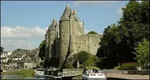 Je vous emmène à Josselin, ville bretonne où nous visiterons le château des Rohan, sur les rives de l'Oust. Nous nous rendons dans le département n° ...