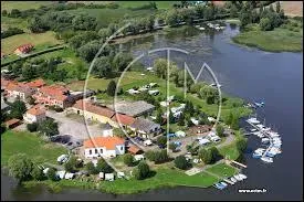 Nous survolons le village Mosellan de Rhodes. Situé au bord de l'Étang du Stock et connu pour son parc animalier de Saint-Croix, il se trouve en région ...