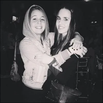 Dans 'Young Blood', avec qui est Béa quand on la voit pour la première fois ?