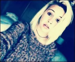 De quelle couleur sont ses cheveux dans 'Smells Like Teen Spirit' ?