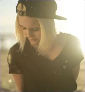 Dans quelle vidéo voit-on Béa devant des murs remplis de barres représentant des jours ?