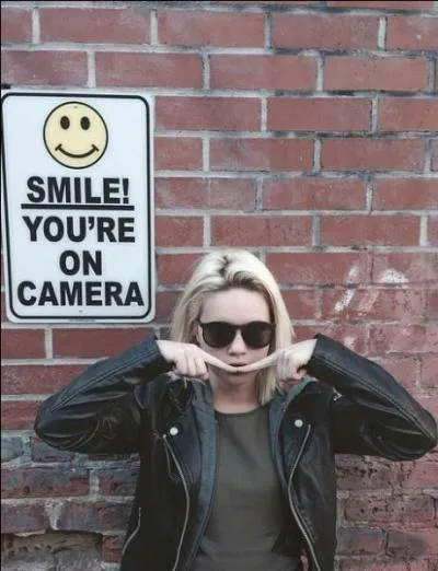 Dans 'Open Your Eyes', nous apercevons Béa qui jette quelque chose dans l'eau, qu'est-ce ?