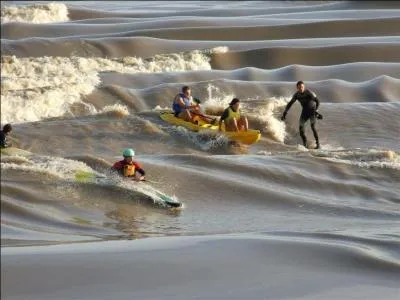 C'est un phénomène naturel, c'est une vague très spectaculaire qui remonte la Gironde à contre-courant. Quel est son nom ?
