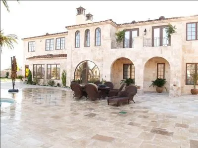 Comment s'appelle cette roche sédimentaire, appelée aussi le tuf calcaire et qui sert à la construction d'édifice ?