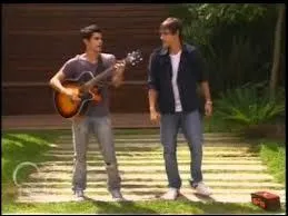 A la fin de la saison 1, qui Violetta embrasse-t-elle ?