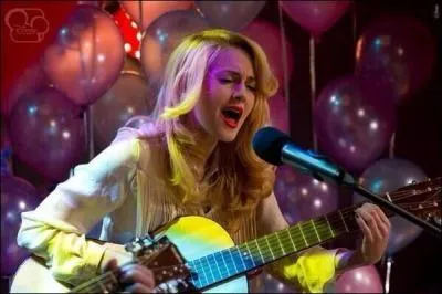 A la fin de la saison 2, de qui Ludmila tombe-t-elle amoureuse ?