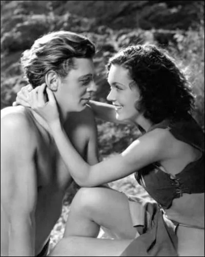 Enfant, elle eut une camarade de classe et amie très proche qui devint également une très grande actrice. De qui s'agit-il  ?