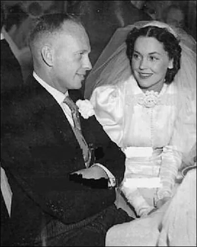 Lorsque son premier mari décéda, en 1963, elle observa un long veuvage de plusieurs années. Combien d'années mit-elle avant de se marier une seconde fois  ?