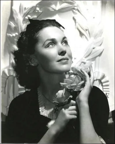 Dans quel pays finit-elle ses études  ?