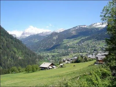 Comment se nomment les habitants de la jolie commune de Châtel en Haute-Savoie, limitrophe de la Suisse ?