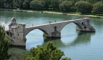 Quel est le nom du fameux pont d'Avignon rendu célèbre par la chanson ?