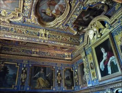 Quel est ce château de Saône-et-Loire connu pour son escalier à cage vide, le plus ancien de ce type en France et la décoration intérieure ?