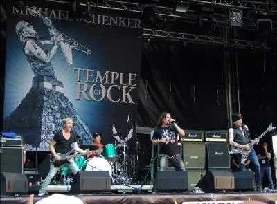 Quel accessoire pour guitare utilise-t-il fréquemment depuis Temple Of Rock, notamment sur scène ?