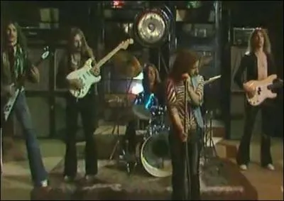 Sur quel album de Scorpions joue-t-il pour la première fois ?