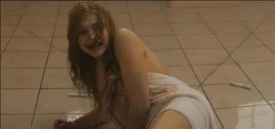 Quels objets les filles s'amusent-elles à jeter sur Carrie White ?