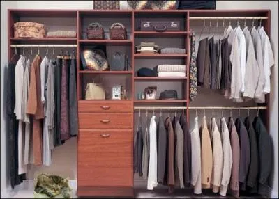 Douceur de vivre.
8 étagères, 3 tiroirs, 1 chapeau, 1 cadre à photo, des vêtements, et un -----.