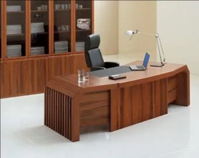 Brocante.
Qu'est-ce qui se trouve posé sur l'étagère centrale, colonne droite de la vitrine ?