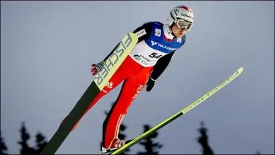 Dans l'épreuve du saut à ski, quelle est la hauteur du grand tremplin ?