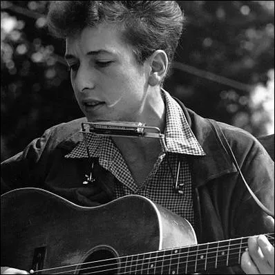 Tous les membres du groupe dans les années 70 jouaient de plusieurs instruments. Mais qui jouait entre autres de l'harmonica car, inspiré par Bob Dylan ?