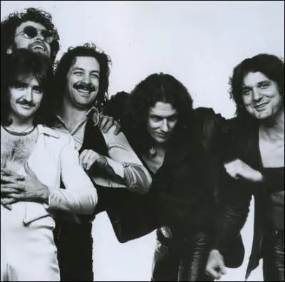 Sous quel autre nom est aussi connu le groupe ?