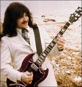 Quelle est la particularité du corps de la guitare LSR dont Buck Dharma a signé un modèle ?