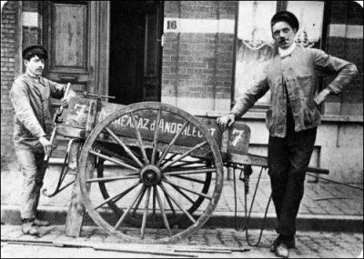 Cet homme pouvait entrer chez vous, ce qui faisait toujours jaser alentour. Brel n'y aurait-il pas fait allusion ?