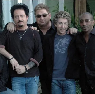 Il accompagne les plus grands à travers le monde (Toto, MSG, Asia, etc.) et est reconnu comme l'un des meilleurs batteurs au monde. Déjà professionnel à 12 ans seulement !