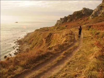 De ces quatre départements, lequel ne touche pas celui de la Manche ?