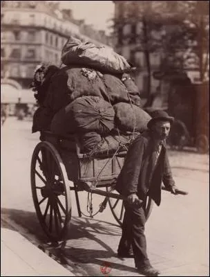 Ce pauvre homme ne fait pas le coquet, à traîner sa vie comme un boulet, n'est-ce pas ?