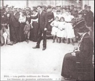 Sans TV, ni internet, c'était clair : les spectacles se déroulaient au bas de chez vous. Mais que font ces bateleurs, en particulier la dame ?