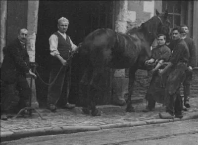 C'est de l'homme qui se retrousse les manches dont on va parler ici : que s'apprête-t-il à faire ?