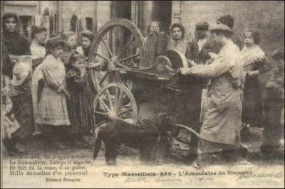 Les Yéniches (semi-nomades assimilés à tort aux Roms) furent des spécialistes, au début du XXe s., de ce métier très répandu, en ville comme en campagne. Reste-t-il encore des rémouleurs à Paris ?