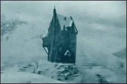 Comment s'appelle l'habitation qui se trouve derrière le Saule cogneur ?