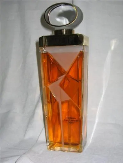 A quelle famille de parfums appartiennent Shalimar, Clandestine et Eau Sauvage ?