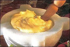 Mon premier exprime la douleur. Mon second marque l'indignation. Mon troisième est apprécié la nuit. Mon tout est une sauce méditerranéenne à base d'ail pilé et d'huile d'olive.