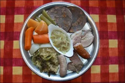 Mon premier est la 22e lettre de l'alphabet grec. Mon second est la première moitié du kaki. Mon troisième est une blague. Mon tout est une potée, plat typique du Léon, en Bretagne.