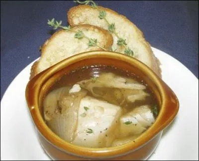 Mon premier est la moitié d'un uf, dans le langage enfantin. Mon second va par trois. Mon tout est une soupe de poissons bretonne.