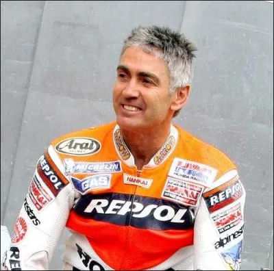 Il remporta 5 titres de champion du monde 500 cm3 consécutivement, de 1994 à 1998. Il est, à l'heure actuelle, le détenteur du record du nombre de grands prix gagnés en une seule saison avec 12 courses gagnées sur 15 en 1997, dont 10 consécutivement. Il s'agit de  ?