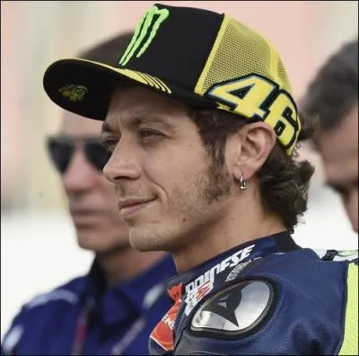 Surnommé "The Doctor", il a remporté 9 titres de champion du monde moto dont 7 en 500 cm3. Son numéro fétiche est le 46. Il s'agit de  ?