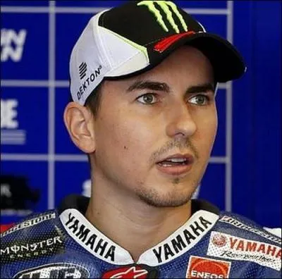 Ce jeune Espagnol, toujours en activité à ce jour, a déjà remporté 2 titres de champion du monde en 250 cm3 ainsi que 2 titres de champion du monde en Moto GP, il s'agit de  ?