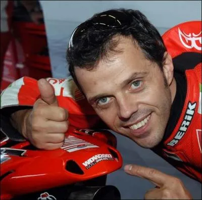 Trois titres de champion du monde, deux en 125 cm3 et un en 250 cm3. Recordman du nombre de départs pris en championnat du monde de vitesse avec 328 départs effectués. Son numéro fétiche était le 65, il met fin à sa carrière en 2011 au grand prix de Valence. Il s'agit de  ?